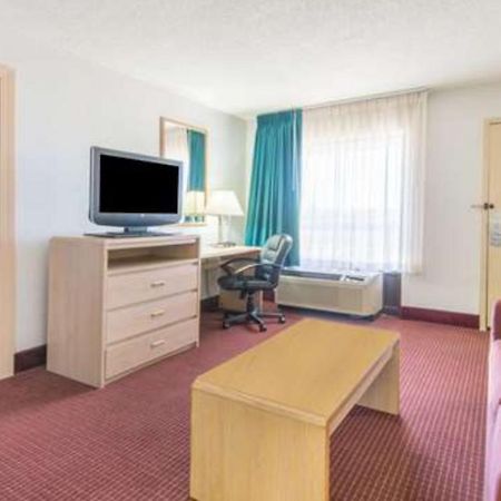 Baymont By Wyndham Topeka Luaran gambar